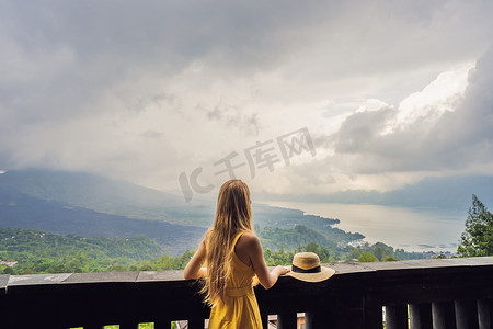 女游客看着巴图尔火山。
