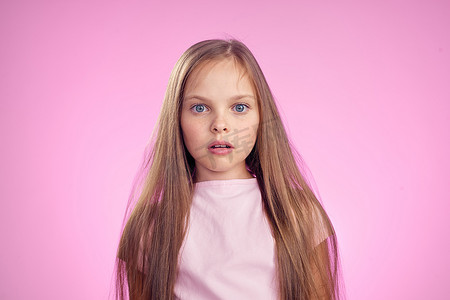 童蓝色摄影照片_粉红色背景生活方式童年中长发的可爱女孩