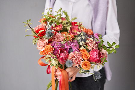 包装康乃馨摄影照片_美丽的大束混合鲜花，无包装。