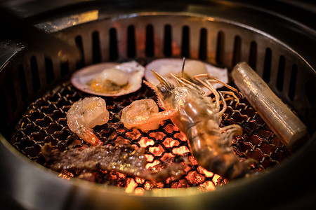 在火焰烤架上烹饪烤海鲜