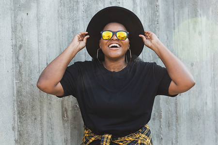 城市时尚年轻非洲裔美国女孩的特写肖像，头发卷曲，戴着时尚太阳镜-夏季潮人照片，instagram 风格