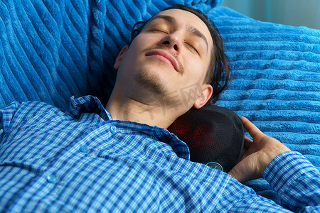 男人用按摩枕按摩颈部，身体感觉更放松