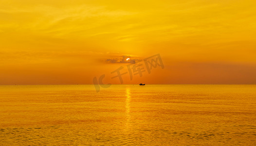 日落大海摄影照片_与大黄色太阳的日落在海面下
