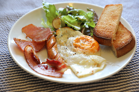 英式早餐煎鸡蛋培根香肠面包和沙拉