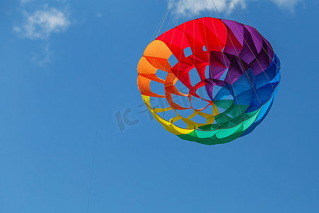 风筝在蔚蓝的天空中飞翔。