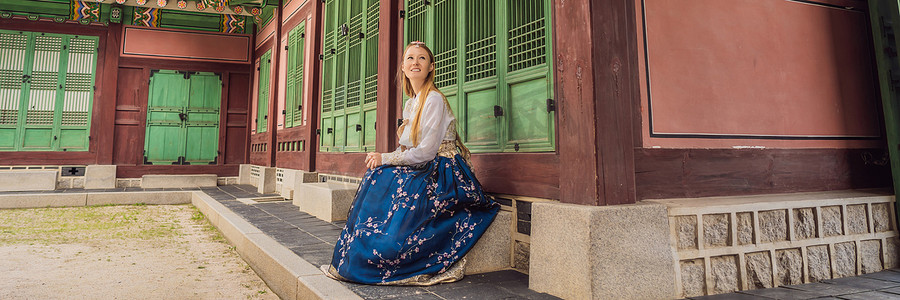 身着韩服民族韩服的年轻白人女游客到韩国旅游的概念。