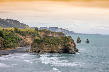 塔拉纳基摄影照片_海岸岩石和新西兰塔拉纳基山