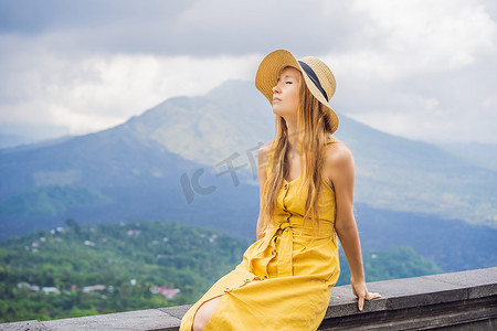 女游客看着巴图尔火山。