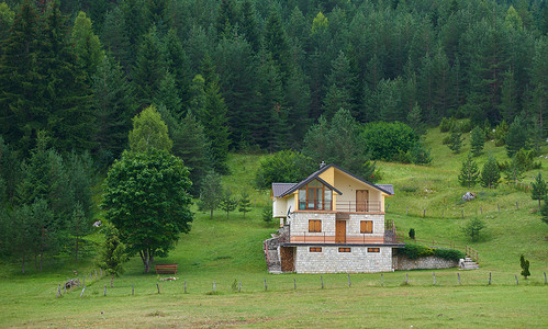 乡村农家乐摄影照片_黑山山区森林旁的乡村房屋