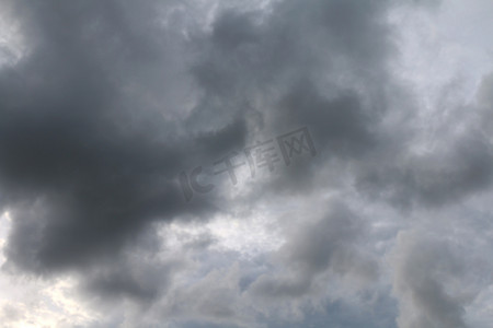 天空暴雨，黑色的天空，灰色的天空黑暗