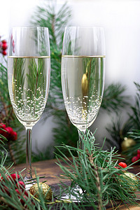 圣诞组合物、香槟杯、松枝、红伯尔