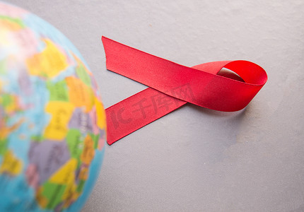 12 月 1 日世界艾滋病日，红丝带世界地球仪特写