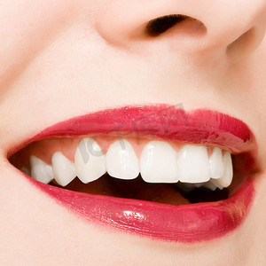 完美的微笑和健康洁白的天然牙齿，快乐微笑牙科和美容