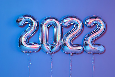 2023蓝色背景摄影照片_从上面的数字气球庆祝派对海报对象渲染带有蓝色丝带背景的气球