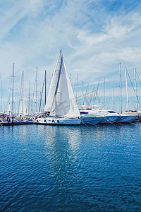 地中海沿岸港口的游艇和小船、旅行和休闲