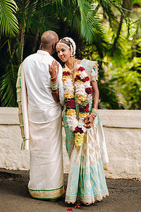 2019年12月8日，毛里求斯 毛里求斯岛植物园新郎新娘身着毛里求斯民族服装