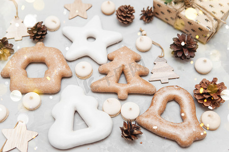 灰色混凝土背景中的圣诞和新年姜饼星、房屋、圣诞树、玩具的横幅