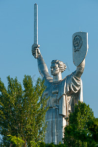 自由和胜利祖国纪念碑在基辅，反对蓝色、无云的天空