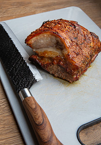 带切刀和切板的烤腌猪肚烧烤，