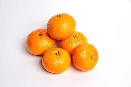 会议展板蓝色摄影照片_蓝色背景上的几个橘子。