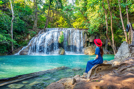 坐在泰国爱侣湾瀑布的女人。