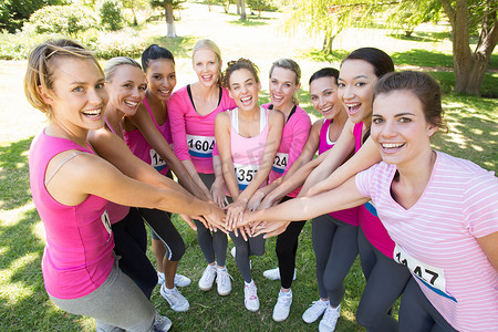 微笑的女性为乳腺癌意识而跑步