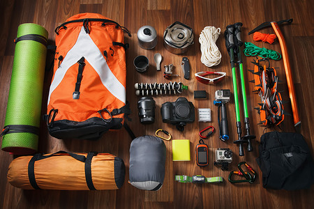 木制背景下登山和远足所需的设备