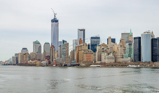与世界贸易中心一号大楼建筑工地和哈德逊河的曼哈顿天际线处于最前沿