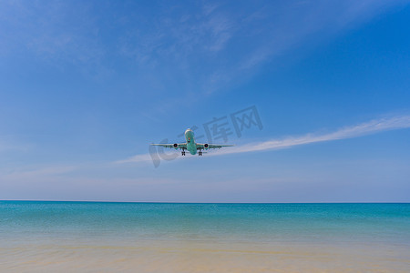 一架白色飞机在清澈的淡蓝色天空中飞行