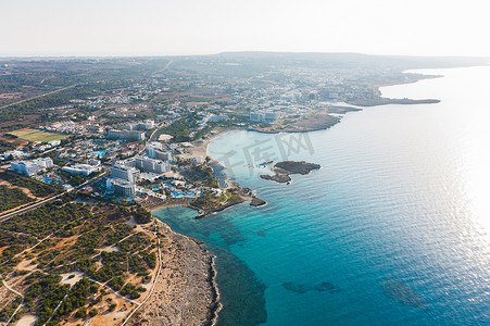 纳帕海摄影照片_塞浦路斯阿依纳帕海滩的鸟瞰图