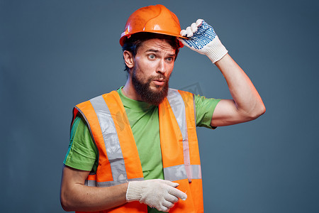 职业摄影照片_大胡子建筑制服辛勤工作职业蓝色背景