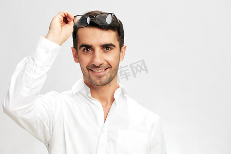 头戴白衬衫的商人眼镜手势复制空间优雅风格