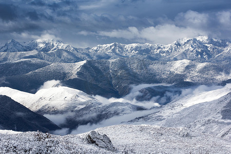 冬天的大山摄影照片_山雪风景