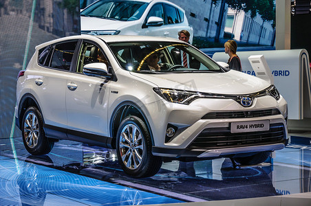 法兰克福 - 2015 年 9 月： 丰田 RAV4 混合动力车在 IAA 实习生