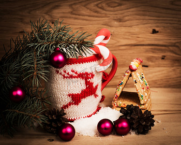 圣诞杯与木制背景上的圣诞装饰品