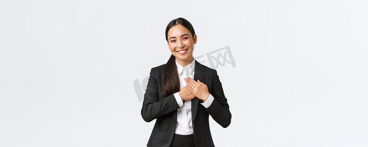 感恩摄影照片_快乐高兴的亚洲女企业家爱她的客户，因工作出色而受到表扬而感到受宠若惊，手牵手，微笑感恩，感恩并感谢努力