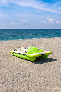 碎石海滩上的脚踏船