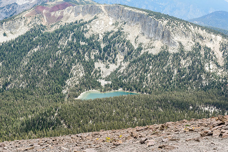 俯视湖泊摄影照片_从加利福尼亚州猛犸山山顶俯视山谷和亚高山麦克劳德湖