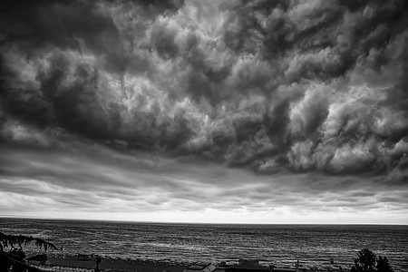 海上暴风雨摄影照片_戏剧性的暴风雨乌云在海上。