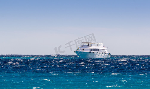 埃及达哈布南西奈红海的白色游船