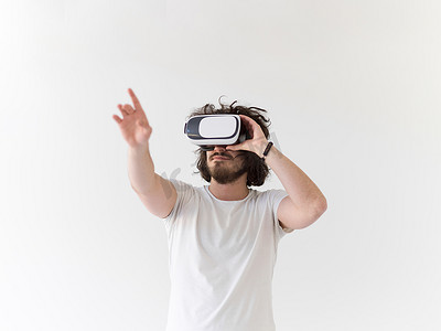虚拟现实现实摄影照片_使用虚拟现实耳机的人