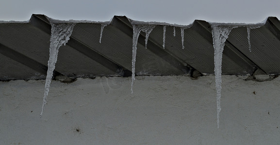 挂水摄影照片_屋顶上挂着冰冻的冰晶