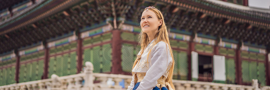 韩服女摄影照片_身着韩服的年轻白人女游客去韩国旅游的概念。