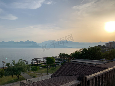 地中海美丽的夏日日落日出与山