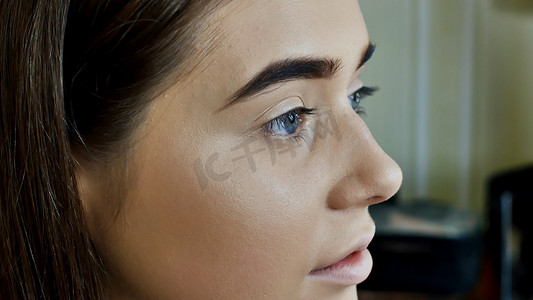 女性眉毛摄影照片_眉毛护理。