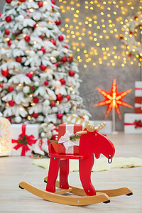 圣诞工作室装饰很棒的主意，主要是白色和红色的新年树，上面有雪，在令人惊叹的 LED 灯烘烤和巨大的纸星下有大量的礼物。