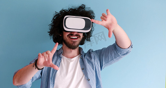 虚拟现实现实摄影照片_使用虚拟现实 VR 耳机眼镜的人