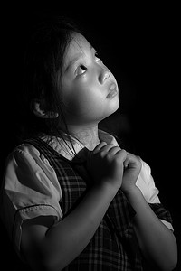 悲伤和孤独的孩子，亚洲人，黑色和白色