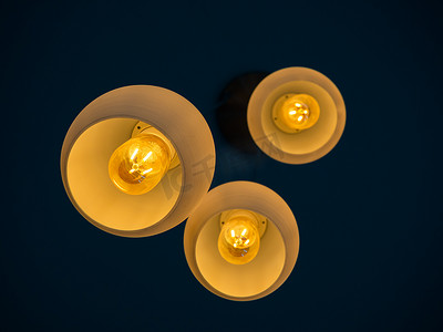 三个圆形现代吸顶灯悬挂在博特的天花板上