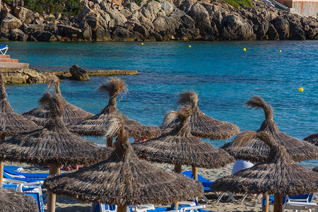 蓝色的大海，带伞的海滩在马略卡岛。